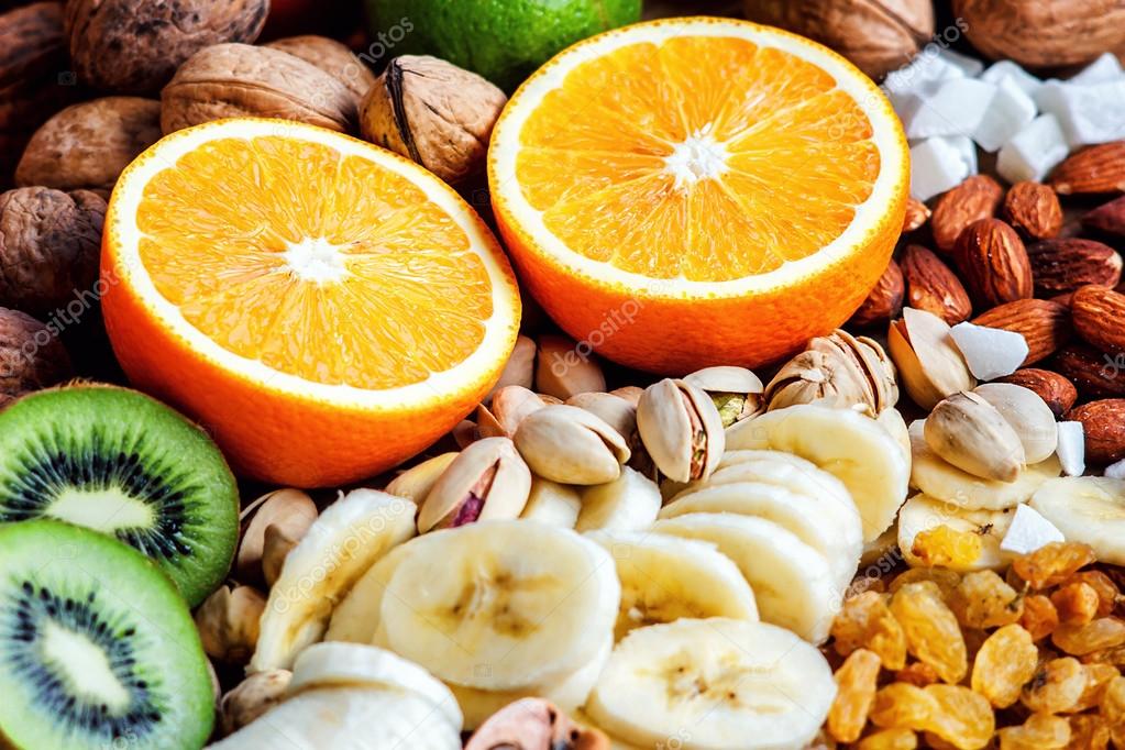 Frutas frescas y frutos secos para el viaje